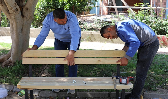 Marmaris'te kışın yıpranan banklara bakım, onarım