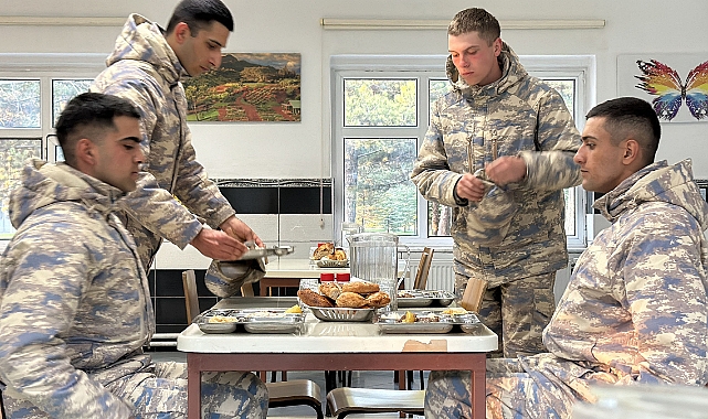 Mehmetçikleri ilk iftarda komutanları yalnız bırakmadı