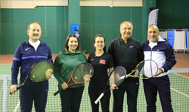 Mersin'de Dünya Kadınlar Günü çerçevesinde düzenlenen tenis turnuvası başladı