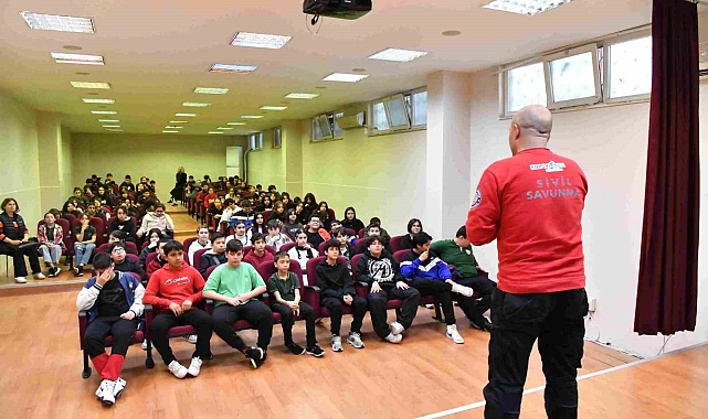 Minik öğrenciler arama kurtarma köpeğiyle birlikte deprem tatbikatı yaptı