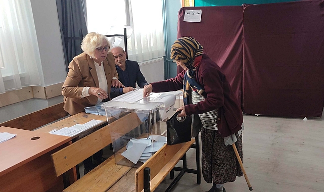 Muğla'da oy vermeye bastonlarıyla geldiler