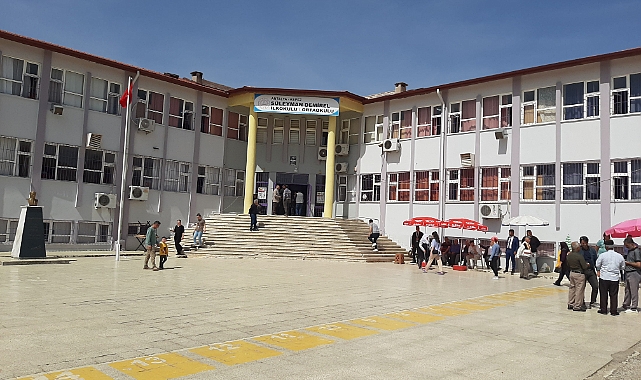 Muhtar adayları seçmeni kapıda karşıladı