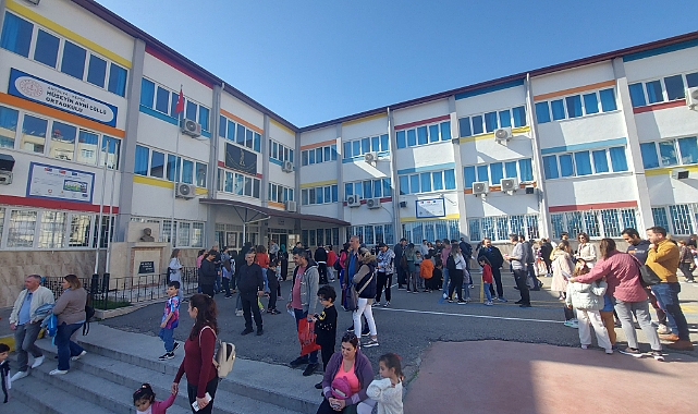 Öğrenciler içeride veliler dışarıda terledi
