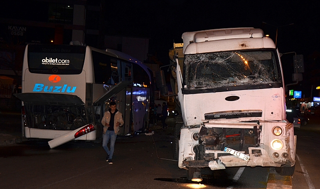 Otobüsle kamyon çarpıştı: 4 yaralı