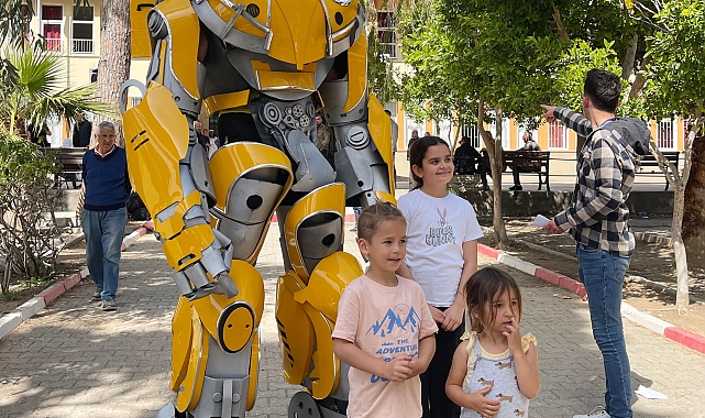 Oy kullanmaya robot kostümüyle geldi