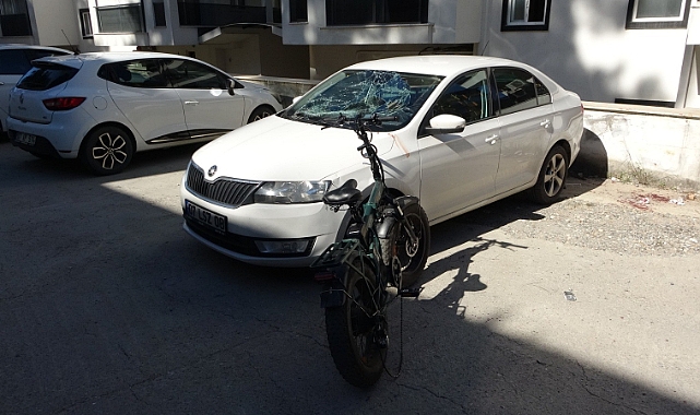Park halindeki otomobile elektrikli bisikletle çarpan çocuk ağır yaralandı