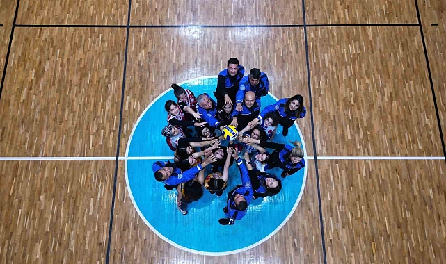 Polis ve voleybolculardan 'Erik Dalı' eşliğinde antrenman