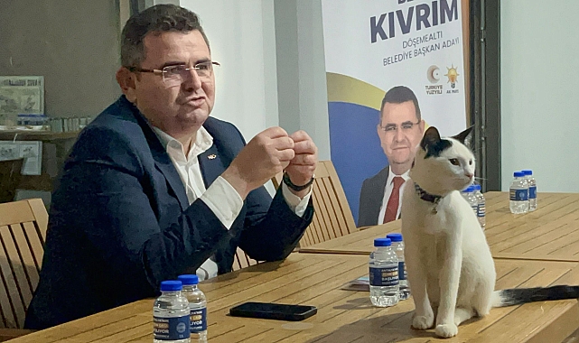 Projeleri anlatırken Başkan adayının misafiri