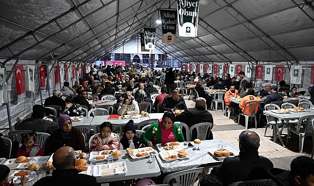 Protokol vatandaşlarla iftar sofrasında buluştu