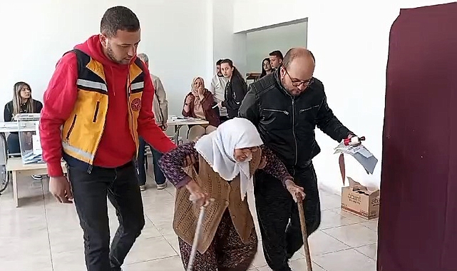 Sedye ve tekerlekli sandalyeyle getirildikleri okulda oy kullandılar