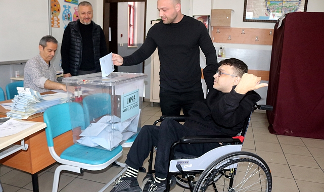 Serebral palsi hastası İlker, oyunu kullanmaya tekerlekli sandalyeyle geldi