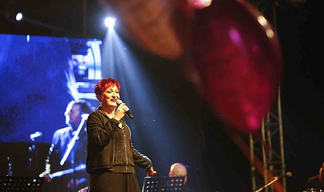 Sirtaki oynayıp dans ettiler