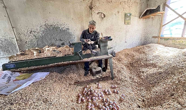 Teknolojiye karşı direnen topacın son ustası, 25 yıldır ahşaba şekil veriyor