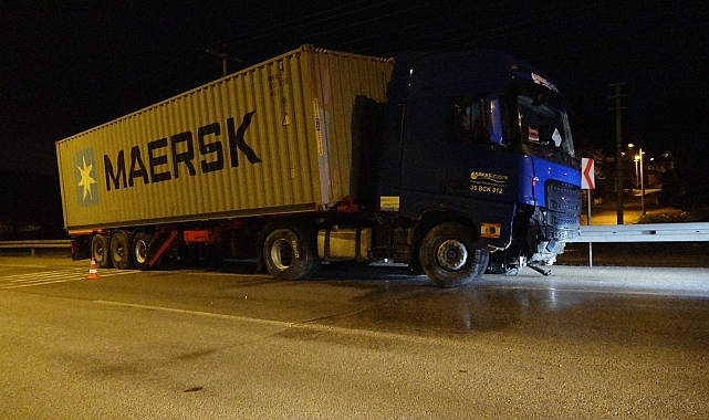Ters yöne giren TIR bariyere çarptı