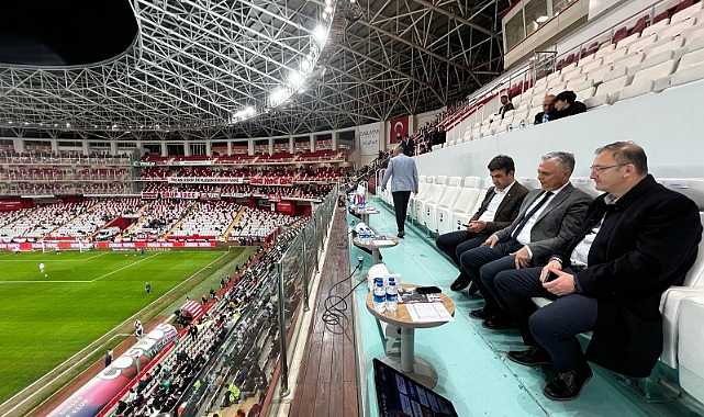 Ümit Uysal tribünde yerini aldı