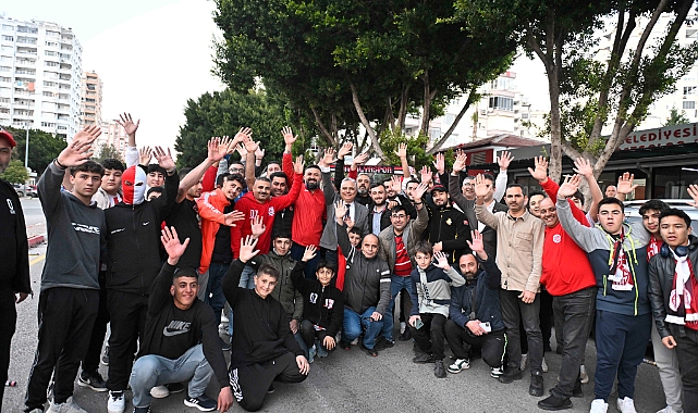 Uysal, Antalyaspor maçında meşalelerle karşılandı
