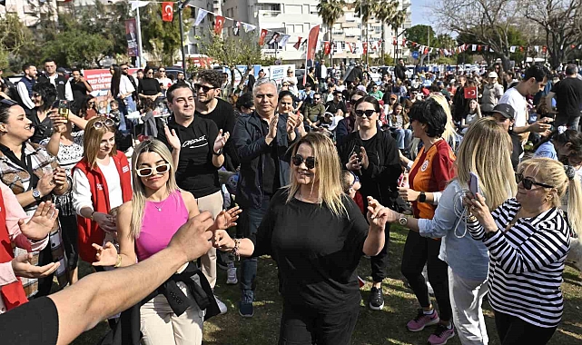 Uysal, patili dostlar için düzenlenen konsere katıldı