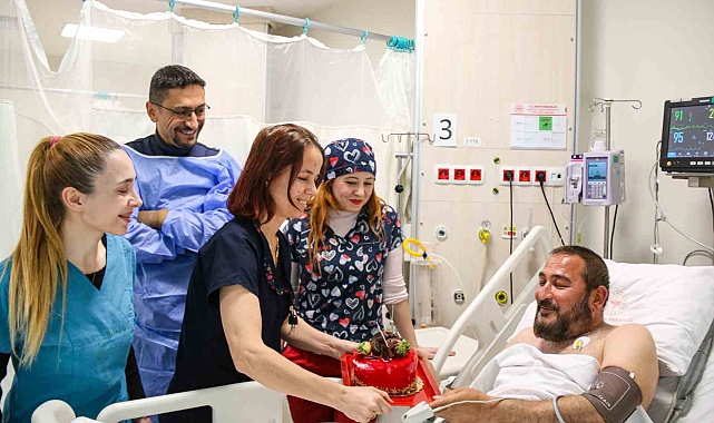 Yaşam savaşı ve sevinç: Yoğun bakımda doğum günü pastasıyla gözlerini açtı