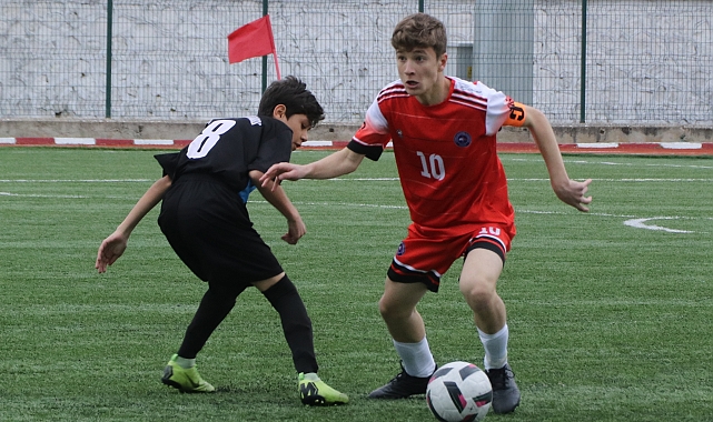 Yıldızlar futbolda kozlarını paylaşıyor
