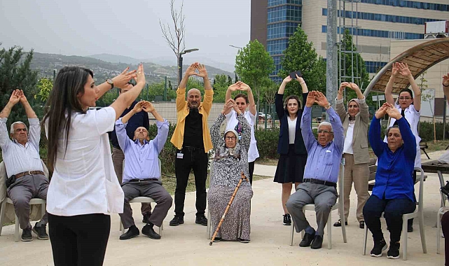 65 yaş üstü hastalar hastane bahçesinde egzersiz yaptı