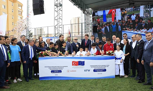 Adana'da açık saha tesislerinin toplu açılışı düzenlendi