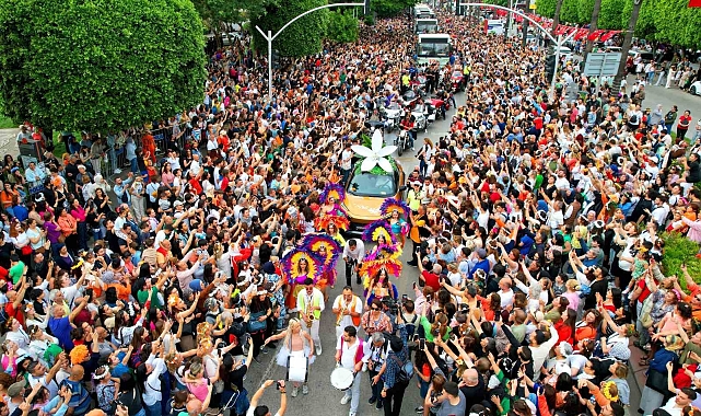 Adana'da karnaval korteji renkli görüntülere sahne oldu