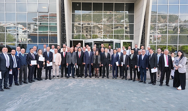 Alanya Belediye Başkanı Özçelik mazbatasını aldı