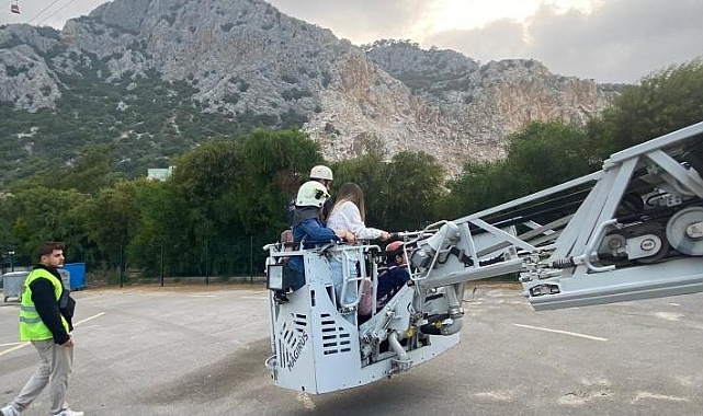 Antalya'da teleferik kabini düştü, seferlere ara verildi