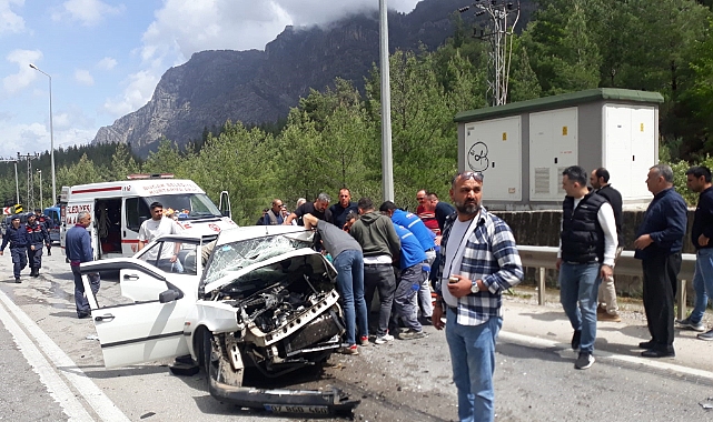 Antalya- Isparta karayolunda 2 araç birbirine girdi: 1 ölü, 7 yaralı