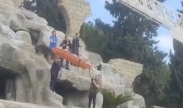 Antalya’ya gelen turist yapay şelalenin tepesinde mahsur kaldı
