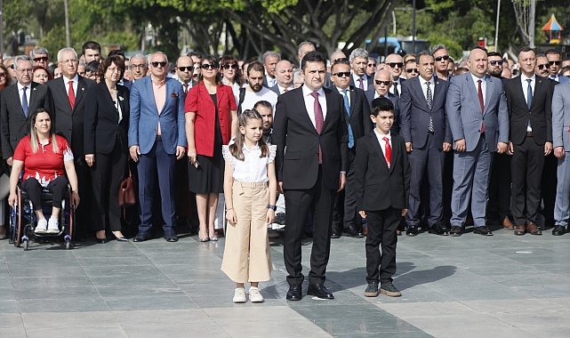 Antalya'da 23 Nisan heyecanı çelenk sunumuyla başladı