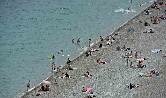 Antalya'da çöl tozunun etkisi azaldı, sahiller doldu