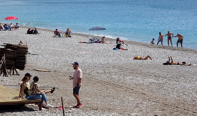 Antalya'da dünkü fırtına sonrası sahil doldu; denize de girdiler