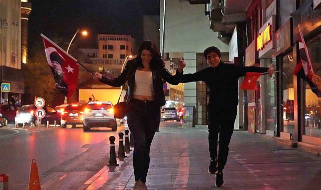 Antalya'da erik dallı seçim kutlaması