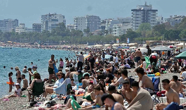 Antalya'da iğne atsan yere düşmeyecek tatil yoğunluğu