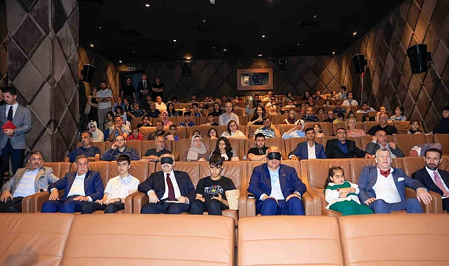 Bakan Ersoy, Adana'da açılan sergileri gezdi