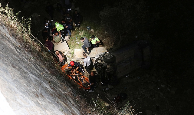 Bariyere çarpıp 17 metreden düşen otomobilde burunları bile kanamadı