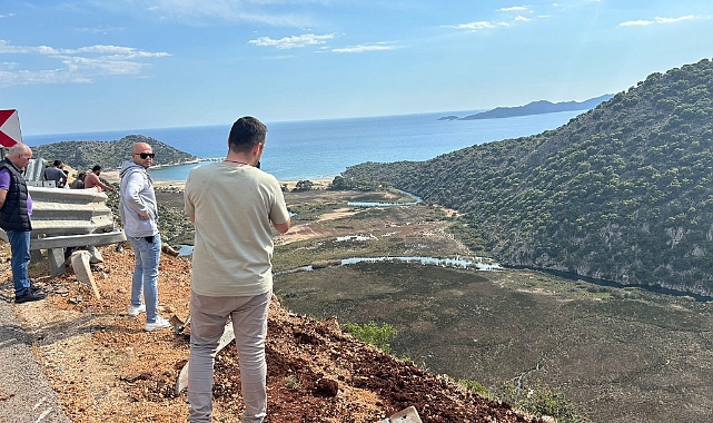 Bariyerlere çarpan kamyon 50 metrelik uçurumdan yuvarlandı