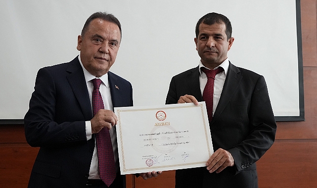 Başkan Böcek mazbatasını aldı