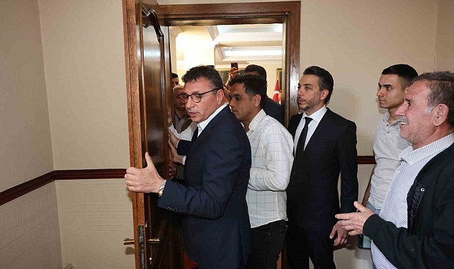 Başkanın ilk icraatı makam kapısını sökmek oldu