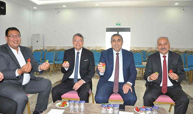 Bayram şekeri yerine çilek ve erik ikram edildi