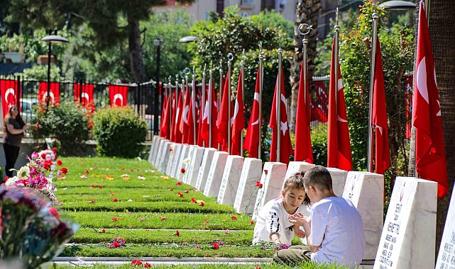 Bayramın ilk günü şehit mezarlığında burukluk