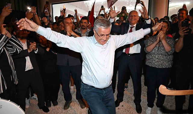 Belediye Başkanı zaferini kızı ile karşılıklı zeybek oynayarak kutladı