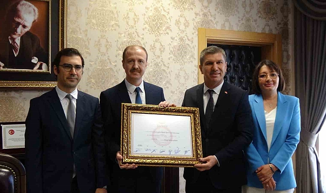 Burdur'da üçüncü kez seçilen Belediye Başkanı Ali Orkun Ercengiz mazbatasını aldı