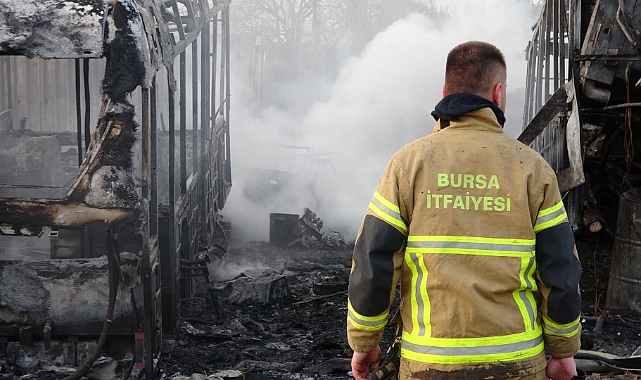 Çıkan yangında 6 otobüs alev alev yandı