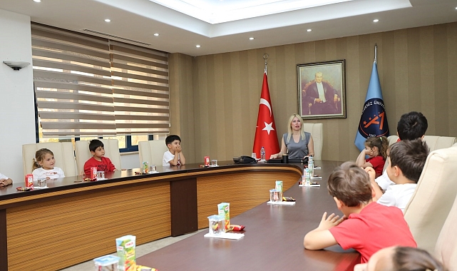 Çocuklar Akdeniz Üniversitesi Rektörlüğü koltuğunda