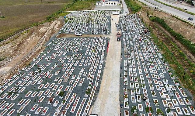 Deprem bölgesinde mezarlıklarda hüzünlü bayram ziyareti