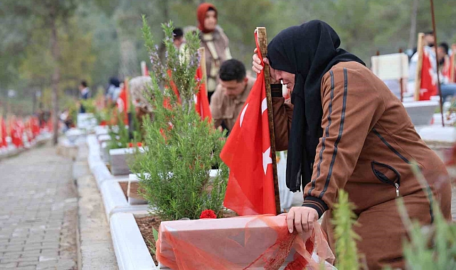 Deprem şehitleri mezarlığında göz yaşları sel oldu