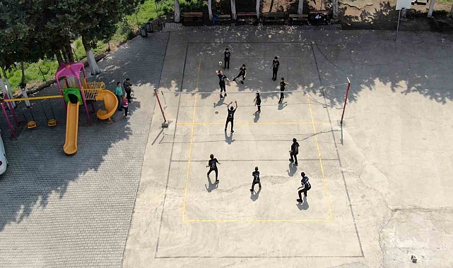 Depremzede öğrenciler beton sahadan madalyaya uzandı