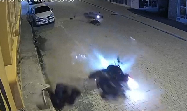 Ehliyetsiz motosikletlilerin kazasında iki sürücü yaralandı
